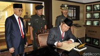 Prosesi tabur bunga pun diakhir dengan pengisian buku tamu oleh Rudiantara.