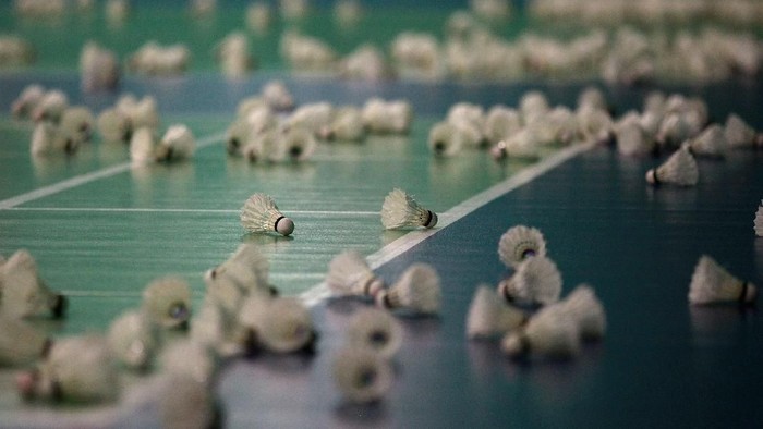 BIRMINGHAM, ENGLAND - MARCH 10: A shuttlecock is seen on the court in between games during Day 6 of the Yonex All England Badminton Open at NIA Arena on March 10, 2013 in Birmingham, England. (Photo by Ben Hoskins/Getty Images)