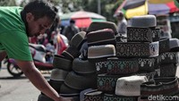 Harga peci yang dijual berkisar antara Rp 10-15 ribu per buah.
