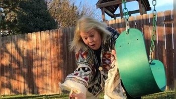 Detik-detik nenek menyelematkan cucunya, tapi tampaknya gagal. (Foto: goodfullness)