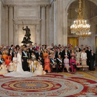 Gaya page boy dan bridesmaid di pernikahan Ratu Letizia tahun 2004. Mereka memakai seragam putih dan emas. Foto: Dok. Getty Images