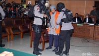 Setelah Aman tiba di PN Jaksel, Aman langsung masuk ke ruang tunggu yang sebelumnya telah dijaga ketat oleh parat petugas. Hingga saat persidangan dimulai, tim jaksa penuntut umum sudah terlihat berada di ruang sidang utama.