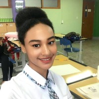 Saat SMP, aku belajar untuk mencintai kulit gelapku dan rambut keritingku. Aku sadar bahwa aku cantik dengan perbedaanku, ujar Yu-jin.  Foto: Instagram/@bae_0430