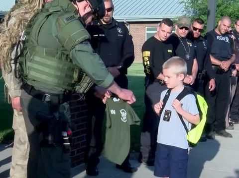 Dakota Pitts diantar 70 polisi ke sekolah