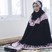 Istri Pasha mantan vokalis Ungu, Adelia juga memilih mukena beraksen renda. Mukena dengan paduan warna hitam dan merah muda ini terlihat cantik dan nyaman dipakai. Foto: Instagram
