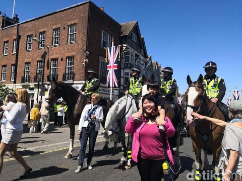 Saat Polisi Berkuda Jadi Sasaran Selfie di Pernikahan Pangeran Harry-Meghan