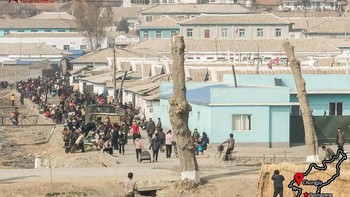 Kesibukan warga Korut dalam membuka pasar tradisional mirip dengan apa yang dilakukan orang Indonesia saat hendak menggelar pasar kaget. (Foto: Instagram/dprk360)