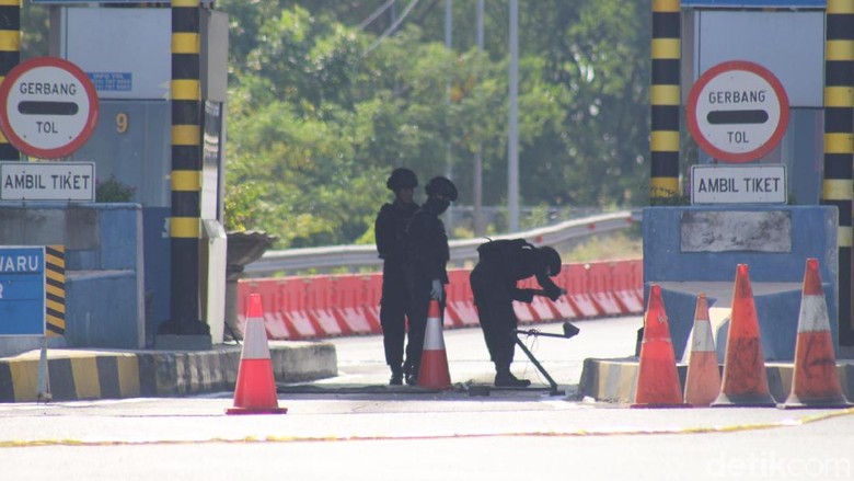 Misteri Pelempar Benda Mirip Bom di Tol Sidoarjo Misteri Pelempar Benda Mirip Bom di Tol Sidoarjo