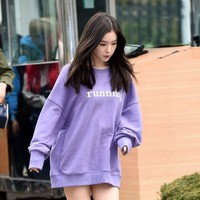 Irene Red Velvet tampil seksi memakai sweater oversized, juga terlihat tanpa celana. Foto: Koreaboo