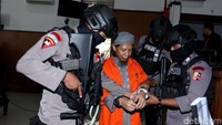 Aman Abdurrahman alias Oman Rochman langsung meninggalkan ruang sidang seusai pembacaan tuntutan hukuman mati. Aman langsung diborgol sebelum keluar dari ruang sidang.