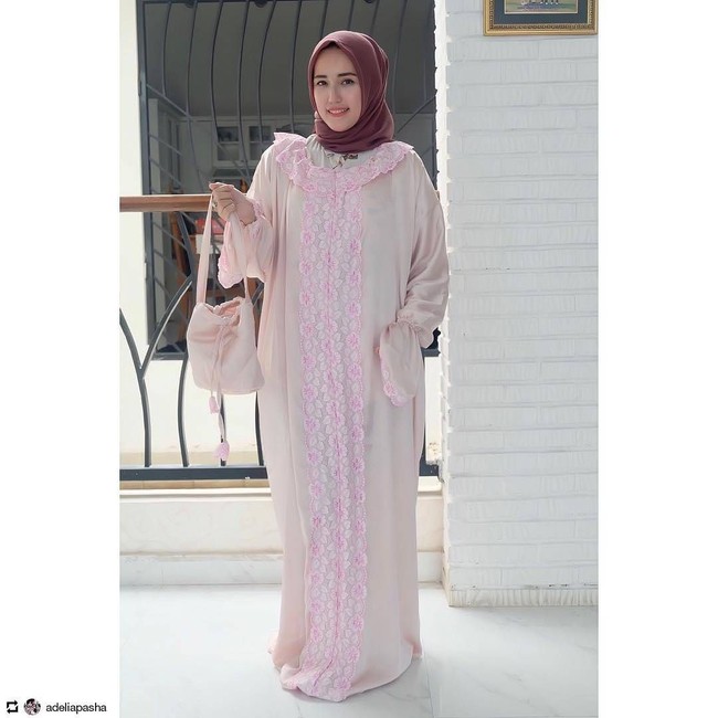 Mukena jadi salah satu peralatan yang wajib dipersiapkan selama bulan Ramadan. Mulai dari ibadah terawih hingga salat Idul Fitri, beberapa artis hingga selebgram hijab tampil dengan mukena berdesain cantik. Foto: Instagram/Adelia