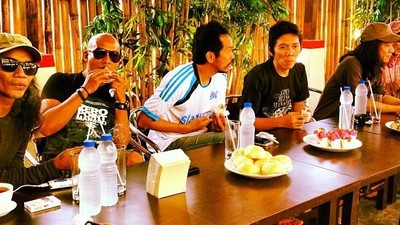 Keren! Pose Santai Kaka Saat Makan hingga Ngopi Bareng Member Slank