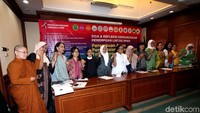 Perempuan Lintas Iman dan Komisi Perlindungan Anak Indonesia (KPAI) bergandengan tangan menolak terorisme apalagi yang dilakukan oleh perempuan.