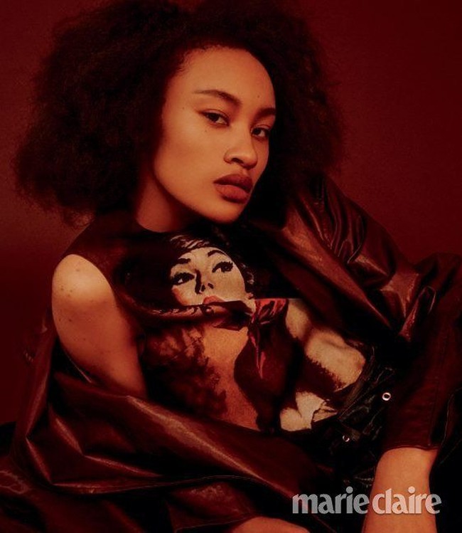 Kalau yang ini pose fierce Bae Yoo Jin saat jadi model pemotretan. Foto: Instagram/@bae_0430