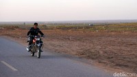Saat sore hari, pemuda Mongol pulang selepas bekerja di padang rumput. Mereka memberi makan ternak, serta merawat mereka. (Wahyu/detikTravel)