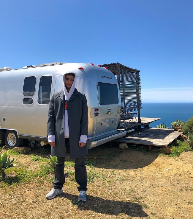 Di Instagram-nya, Younes kerap menunjukkan kebanggaannya sebagai seorang muslim. Ia kerap menunjukkan foto saat akan salat hingga mendengarkan surat Al-Baqarah.  Foto: Instagram