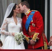 Grace van Cutsem jadi terkenal lantaran fotonya menutup telinga saat Kate dan William tampll di balkon Istana Kensington usai mengikat janji pernikahan. Foto: Dok. Getty Images