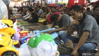 Mereka terpaksa melakukan salat di lorong-lorong Blok B Pasar Tanah Abang.