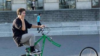 Tetap bergaya cool meski rodanya copot satu. (Foto: goodfullness)