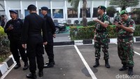 Selain dari aparat kepolisian, pihak TNI juga dilibatkan dalam pengamanan sidang tuntutan Aman Abdurrahman di PN Jaksel.