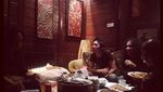 Keren! Pose Santai Kaka Saat Makan hingga Ngopi Bareng Member Slank