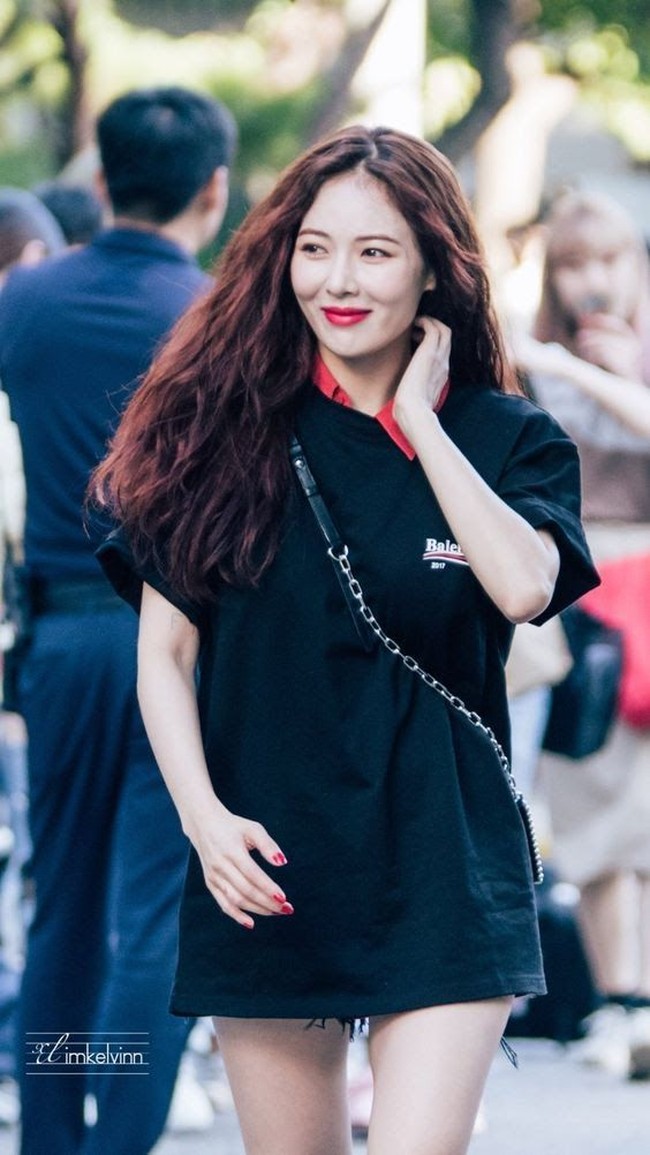 Rapper Hyuna juga memakai T-shirt oversized yang dipadu kemeja merah. Meskipun tampak tak memakai celana, sedikit terlihat kalau ia sebenarnya mengenakan short pants, hanya saja sangat pendek. Foto: Koreaboo