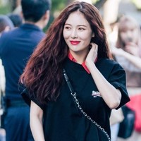 Rapper Hyuna juga memakai T-shirt oversized yang dipadu kemeja merah. Meskipun tampak tak memakai celana, sedikit terlihat kalau ia sebenarnya mengenakan short pants, hanya saja sangat pendek. Foto: Koreaboo