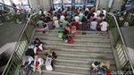 Suasana Salat Jumat di Lorong Pasar Tanah Abang