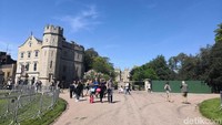 Usai resmi menikah di Kapel St George, Harry dan Meghan akan berparade naik kereta kuda ke pusat Windsor lalu kembali ke Kastil Windsor untuk resepsi di St George Hall. Foto: Indah Mutiara Kami/detikcom