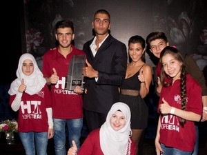 Pacar Kourtney Kardashian Tarawih hingga Ajarkan Ramadan di Medsos