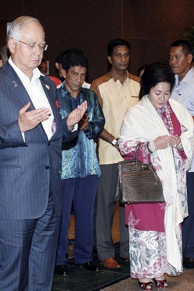 Tas Hermes Birkin Porosus Crocodile menghiasi penampilan Rosmah Mansor saat menemani sang suami Najib Razak menghadiri suatu acara. Tas Hermes yang dibawanya ini harganya juga cukup fantastis. Pada situs eBay, tas sejenis dijual mencapai US$ 98.500 atau sekitar Rp 1,4 miliar. Foto: Bernama Malaysia, Istimewa