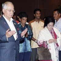 Tas Hermes Birkin Porosus Crocodile menghiasi penampilan Rosmah Mansor saat menemani sang suami Najib Razak menghadiri suatu acara. Tas Hermes yang dibawanya ini harganya juga cukup fantastis. Pada situs eBay, tas sejenis dijual mencapai US$ 98.500 atau sekitar Rp 1,4 miliar. Foto: Bernama Malaysia, Istimewa