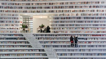 Area baca untuk anak-anak dan orang tua berada di lantai dasar. Foto: Dezeen