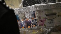 Kepala Departemen Penyelidikan Kejahatan Komersial Kepolisian Malaysia, Amar Singh mengatakan, tim kepolisian telah menyita 284 tas mewah bermerek, termasuk merek Hermes Birkin dan Louis Vuitton. (Foto: Reuters)