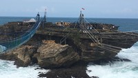 Inilah pulau kecil yang ada di seberang pantai. Traveler bisa menyeberang ke sana naik gondola atau jembatan (bern_and/Instagram)