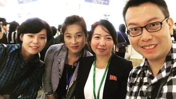 Tidak hanya memotret pemandangan sekitar, ia pun kerap melakukan selfie dengan warga lokal dan membagikannya di media sosial. (Foto: Instagram/dprk360)