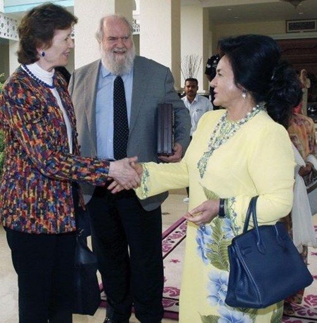 Memakai baju kurung berwarna kuning, Rosmah Mansor yang diketahui keturunan Minangkabau terlihat menenteng tas Hermes Birkin berwarna biru yang harganya lebih dari Rp 250 juta. Foto: Bernama Malaysia, Istimewa