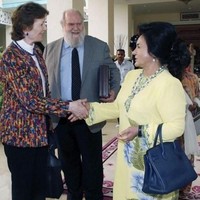 Memakai baju kurung berwarna kuning, Rosmah Mansor yang diketahui keturunan Minangkabau terlihat menenteng tas Hermes Birkin berwarna biru yang harganya lebih dari Rp 250 juta. Foto: Bernama Malaysia, Istimewa