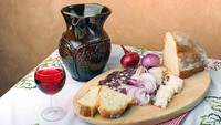 Kakek Melania Trump adalah seorang petani di Raka. Ia menanam bawang bombay merah endemik, Raska Cbula. Bawang yang lunak dan manis, orang-orang biasa memakannya mentah dengan roti (CNN Travel)