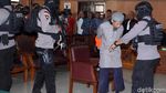 Polisi Bersenjata Lengkap Amankan Sidang Teroris Aman Abdurrahman
