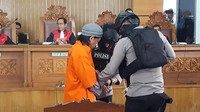 Dia tiba ke ruang sidang dalam keadaan diborgol (Foto: Zunita Amalia Putri/detikcom)
