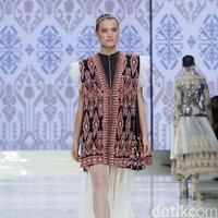 Fashion show rancangan Danny Satriadi yang mengangkat kain tenun Lombok, bertajuk Lestari di Jakarta Fashion & Food Festival 2018, Hotel Harris, Kelapa Gading, Jakarta, Selasa [24/4/2018]. Foto: Mohamamd Abduh/Wolipop