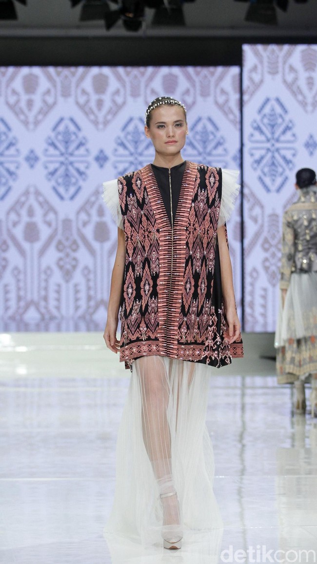Fashion show rancangan Danny Satriadi yang mengangkat kain tenun Lombok, bertajuk Lestari di Jakarta Fashion & Food Festival 2018, Hotel Harris, Kelapa Gading, Jakarta, Selasa [24/4/2018]. Foto: Mohamamd Abduh/Wolipop