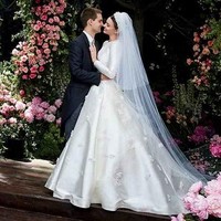 Miranda Kerr menikahi bos Snapchat Evan Spiegel dalam balutan gaun klasik nan anggun dari Dior. Gaun custom-made elegan itu juga terinspirasi dari gaun pengantin Grace Kelly, dengan lengan panjang, garis leher bundar serta taburan mutiara serta payet. Foto: HELLO! Magazine