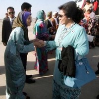 Rosmah Mansor yang meraih gelar sarjana sains dari Louisiana State University, Amerika Serikat itu kembali tampil serba matching. Kali ini bergaya serba biru, wanita 66 tahun itu menenteng tas Hermes Birkin 35 cm yang harganya mencapai lebih dari Rp 350 juta. Foto: Bernama Malaysia, Istimewa
