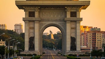 Korut juga memiliki bangunan mirip Arc de Triomph milik Paris, sebagaimana Kediri punya Monumen Simpang Lima Gumul. (Foto: Instagram/dprk360)