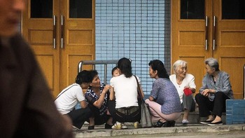Beberapa tangkapannya menampilkan situasi di Korut yang mirip dengan di Indonesia, seperti warga yang tengah berjongkok ria di pinggir jalan ini. (Foto: Instagram/dprk360)
