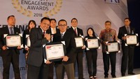 Pemimpin Grup Pengembangan Jaringan Bank DKI, Romi Wijayanto menerima penghargaan Peringkat 1 kategori Satisfaction Bank Pembangunan Daerah 2018 dari Presiden Direktur MRI, Hari Puspito dan Pemimpin Redaksi Infobank, Eko B Supriyanto. Foto: dok. Bank DKI