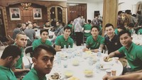 Bersama rekan2 Timnas, tulis Irfan. Pesebakbola kebanggaan tanah air ini sedang buka puasa bersama saat bulan Ramadan tahun lalu di kantor Kedutaan Indonesia.Foto: Instagram @ibachdim