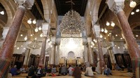 Di Tunisia, warga menyambut Ramadan dengan melakukan Itikaf di masjid. Zoubeir Souissi/Reuters.